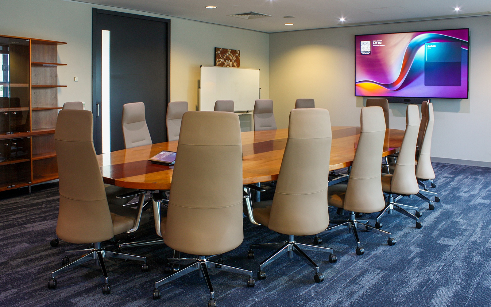 ventura-bus-boardroom-furniture-3