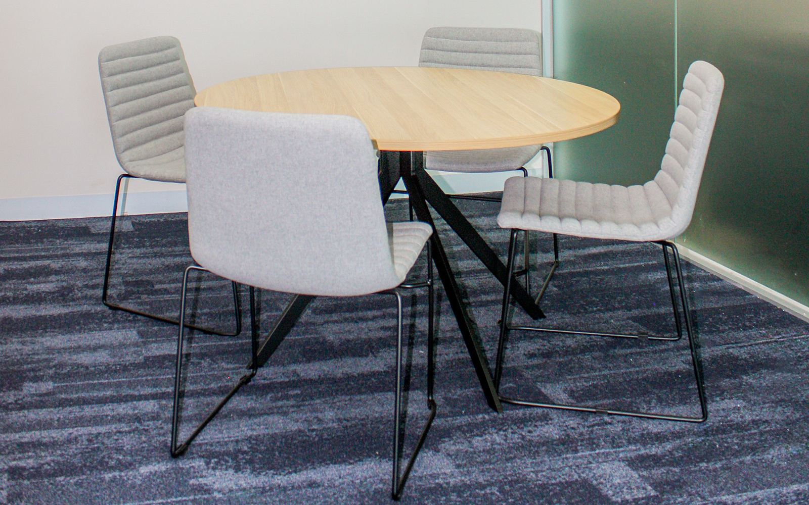 ventura-bus-meeting-room-trixx-round-table